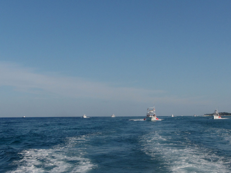 001 Many dive boats going out IMG_9151.jpg